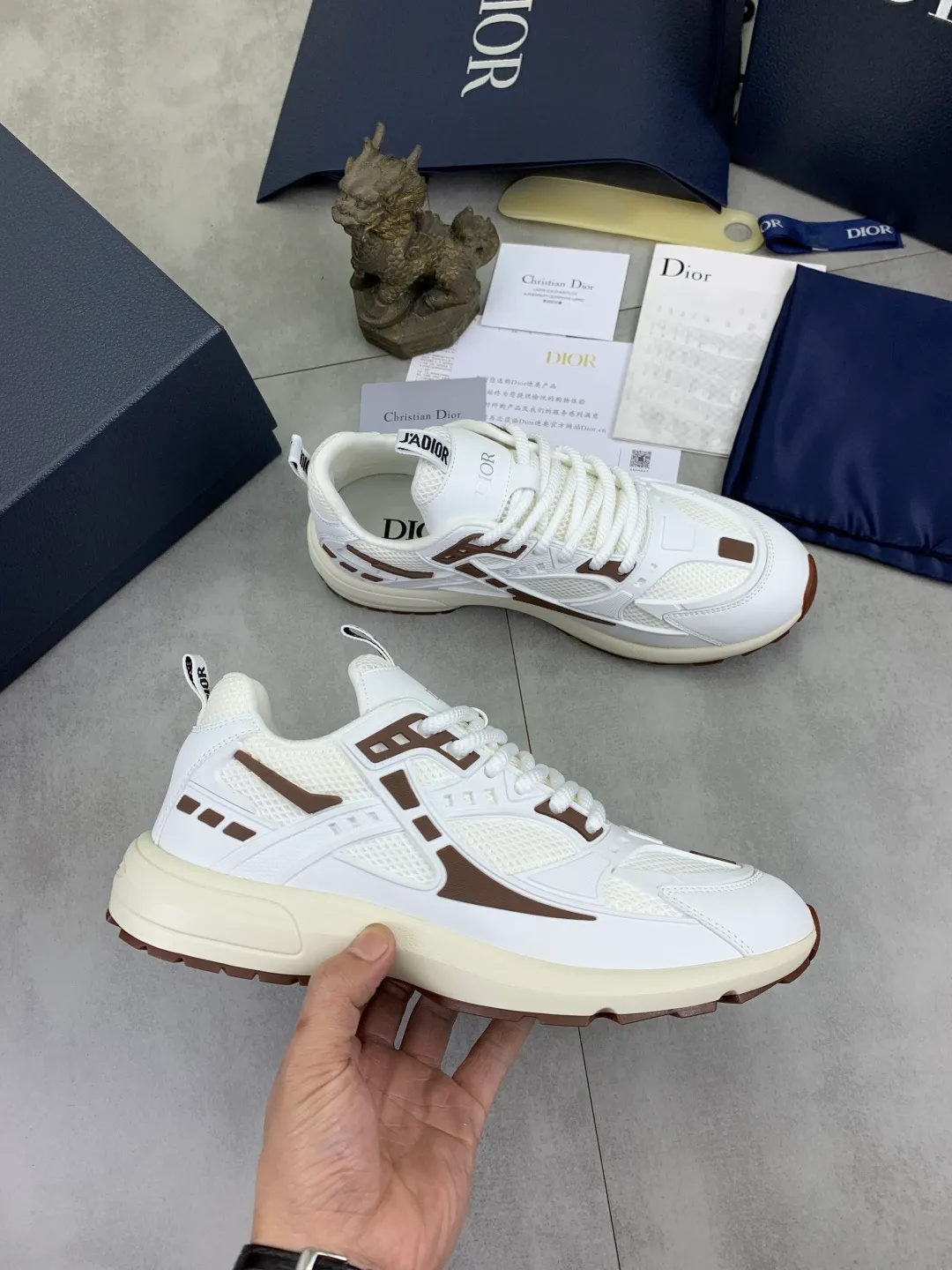 Men's Men's Shoes P600💰💎💎💎Top quality DIOR men's low-top sneakers series Newly launched this season, this low-top sneaker is one of the flagship styles of the series. Crafted from cowhide leather uppers combined with mesh and white technical fabric, it's finished with reflective graphic logos. Featuring logos on the heel and tongue, the extra-light sculpted rubber sole with signature embellishments enhances style, and internal stretch details create an ideal comfort fit that pairs well with a variety of casual looks. Shows fashionable and modern sports style Size:39-45 (38 46 customized)